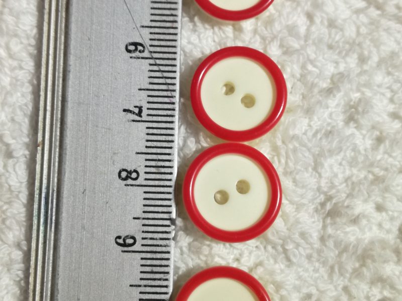 10 botones rojo y marfil
