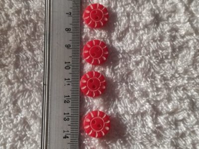 10 Botones rojos con rayitas blancas