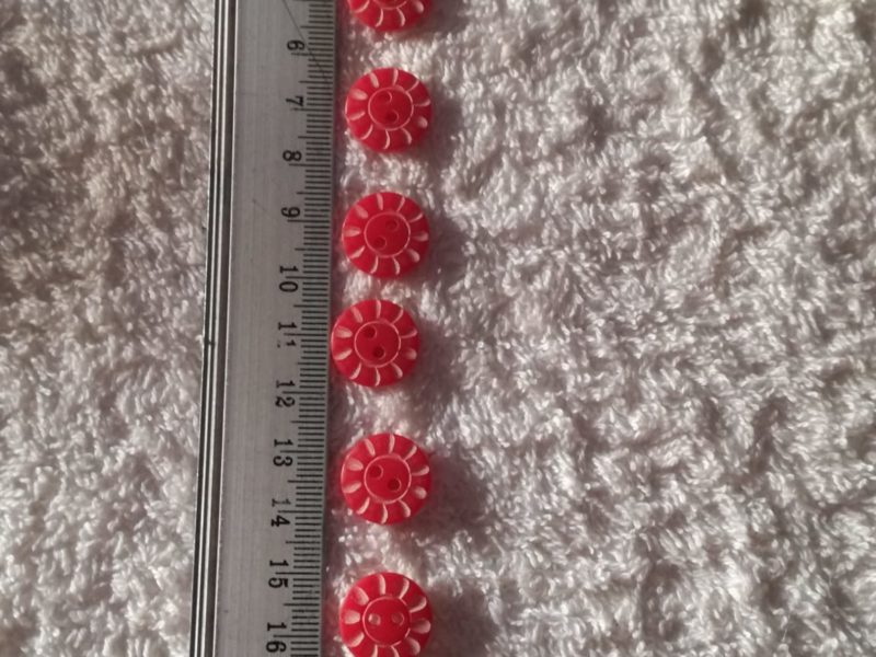10 Botones rojos con rayitas blancas