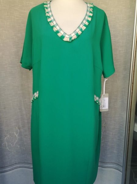 Vestido de señora verde combinado de la marca Hongo