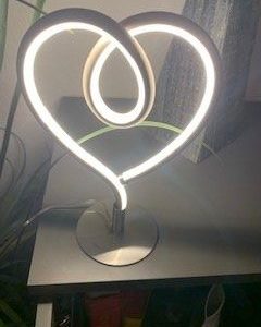Lámpara de mesa LED en forma de corazón